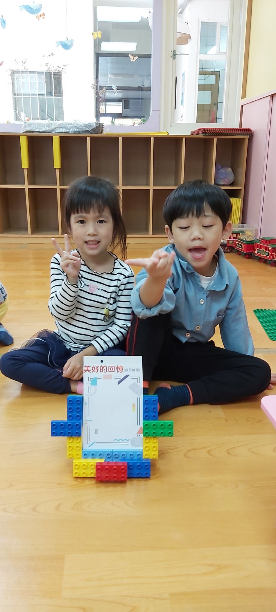 文件 : <FONT COLOR='red'>(108.10.17)樂高積木.JPG</FONT> <BR> 尺寸 : <FONT COLOR='blue'>950 × 2109</FONT> 圖元 <BR> 格式 : <FONT COLOR='green'>jpg</FONT> <BR> 大小 : <FONT COLOR='green'> -- </FONT> KB