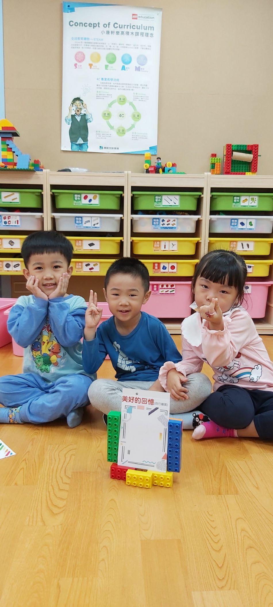 文件 : <FONT COLOR='red'>(108.10.17)樂高積木.JPG</FONT> <BR> 尺寸 : <FONT COLOR='blue'>950 × 2109</FONT> 圖元 <BR> 格式 : <FONT COLOR='green'>jpg</FONT> <BR> 大小 : <FONT COLOR='green'> -- </FONT> KB