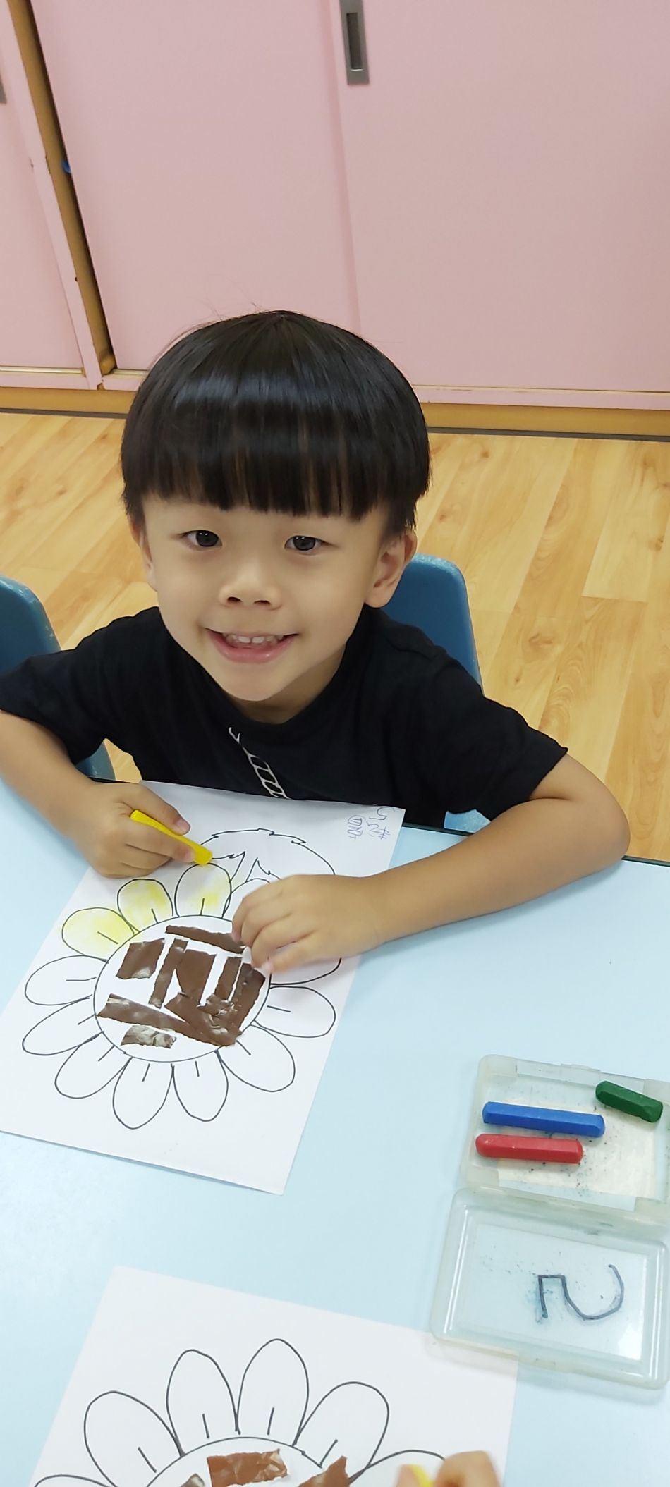 文件 : <FONT COLOR='red'>(108.08.15)撕貼畫【向日葵花】-1.JPG</FONT> <BR> 尺寸 : <FONT COLOR='blue'>950 × 2109</FONT> 圖元 <BR> 格式 : <FONT COLOR='green'>jpg</FONT> <BR> 大小 : <FONT COLOR='green'> -- </FONT> KB