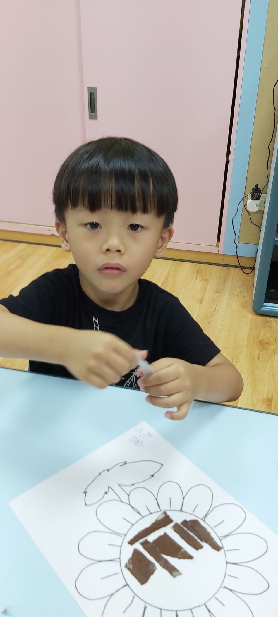 文件 : <FONT COLOR='red'>(108.08.15)撕貼畫【向日葵花】-2.JPG</FONT> <BR> 尺寸 : <FONT COLOR='blue'>950 × 2109</FONT> 圖元 <BR> 格式 : <FONT COLOR='green'>jpg</FONT> <BR> 大小 : <FONT COLOR='green'> -- </FONT> KB