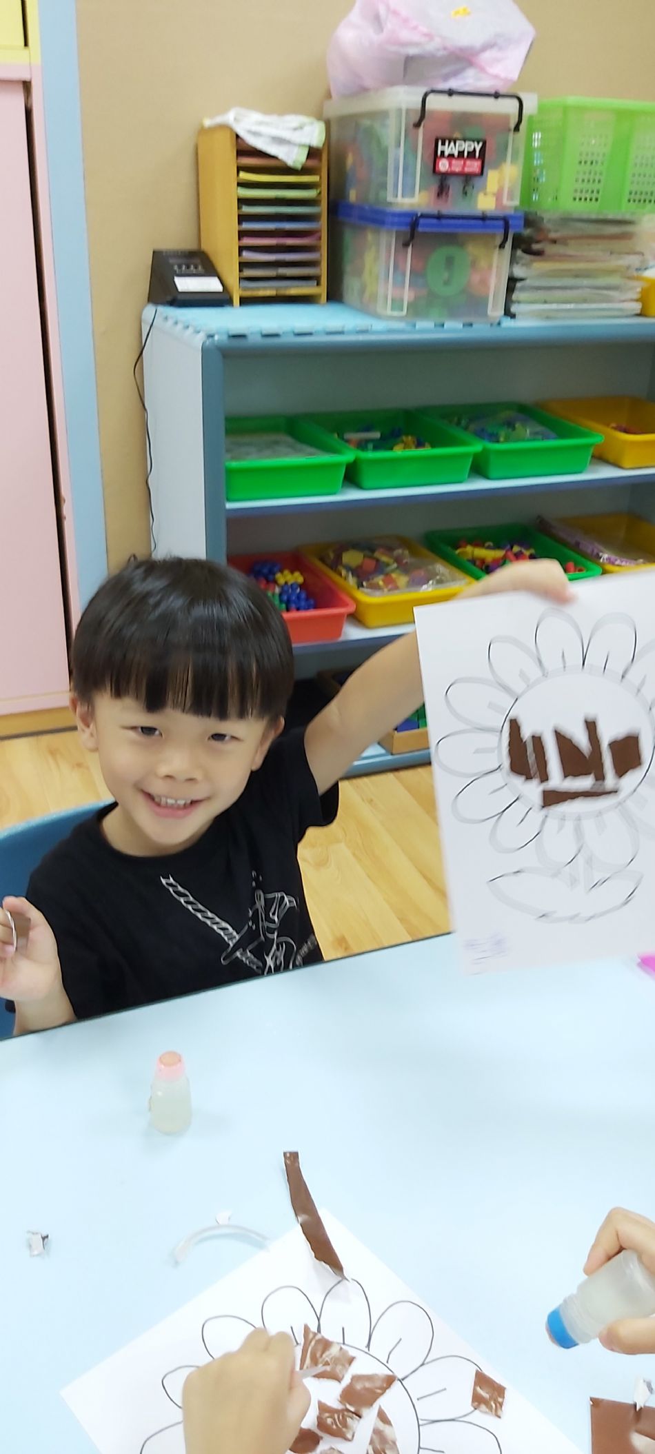 文件 : <FONT COLOR='red'>(108.08.15)撕貼畫【向日葵花】.JPG</FONT> <BR> 尺寸 : <FONT COLOR='blue'>950 × 2109</FONT> 圖元 <BR> 格式 : <FONT COLOR='green'>jpg</FONT> <BR> 大小 : <FONT COLOR='green'> -- </FONT> KB