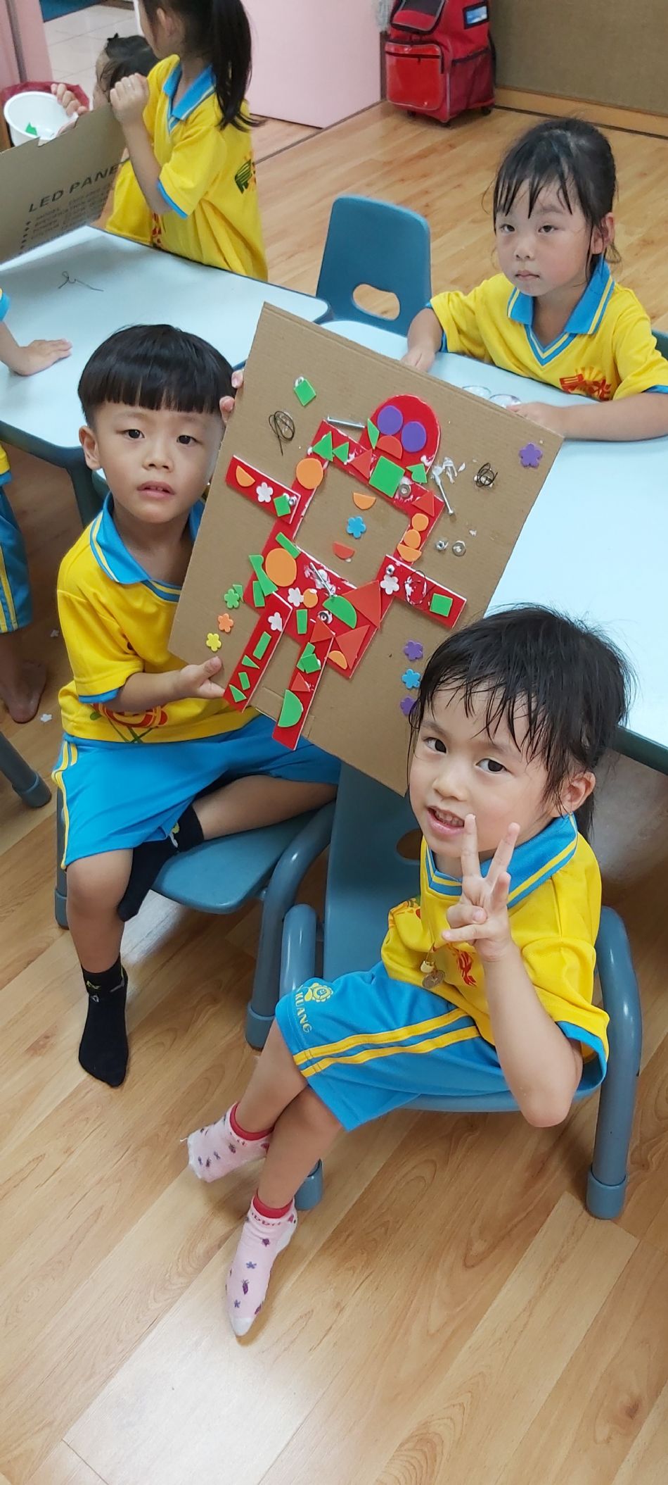 文件 : <FONT COLOR='red'>(108.09.11)美感課【機器人】-1.JPG</FONT> <BR> 尺寸 : <FONT COLOR='blue'>950 × 2109</FONT> 圖元 <BR> 格式 : <FONT COLOR='green'>jpg</FONT> <BR> 大小 : <FONT COLOR='green'> -- </FONT> KB