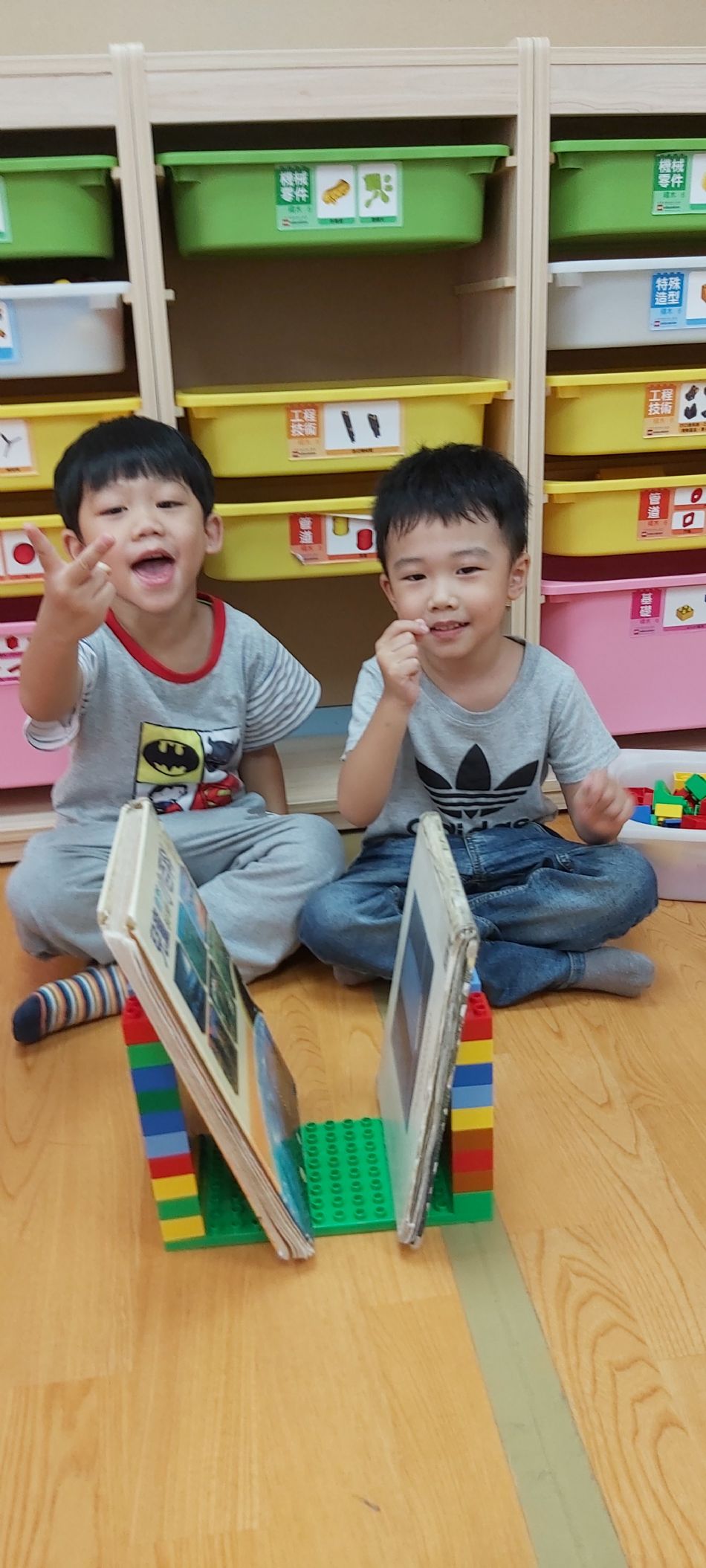 文件 : <FONT COLOR='red'>(108.10.03)樂高積木.JPG</FONT> <BR> 尺寸 : <FONT COLOR='blue'>950 × 2109</FONT> 圖元 <BR> 格式 : <FONT COLOR='green'>jpg</FONT> <BR> 大小 : <FONT COLOR='green'> -- </FONT> KB