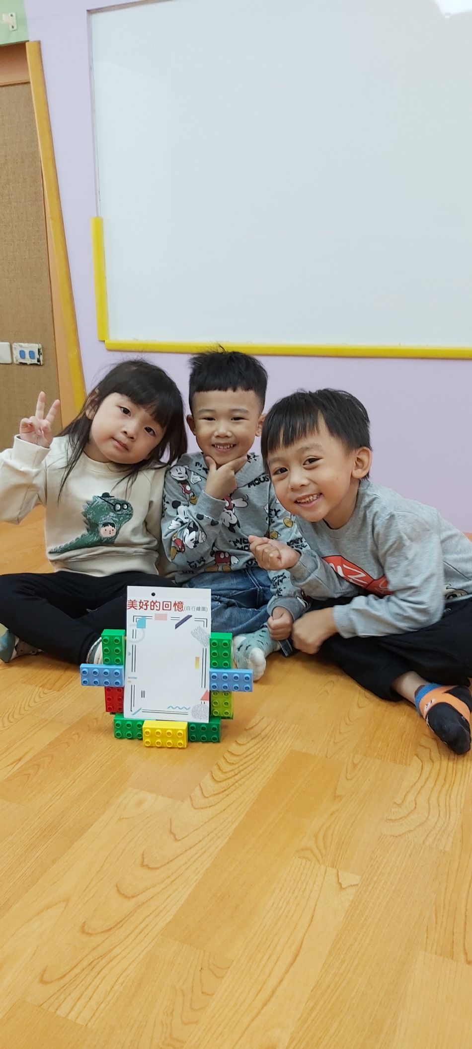 文件 : <FONT COLOR='red'>(108.10.17)樂高積木.JPG</FONT> <BR> 尺寸 : <FONT COLOR='blue'>950 × 2109</FONT> 圖元 <BR> 格式 : <FONT COLOR='green'>jpg</FONT> <BR> 大小 : <FONT COLOR='green'> -- </FONT> KB