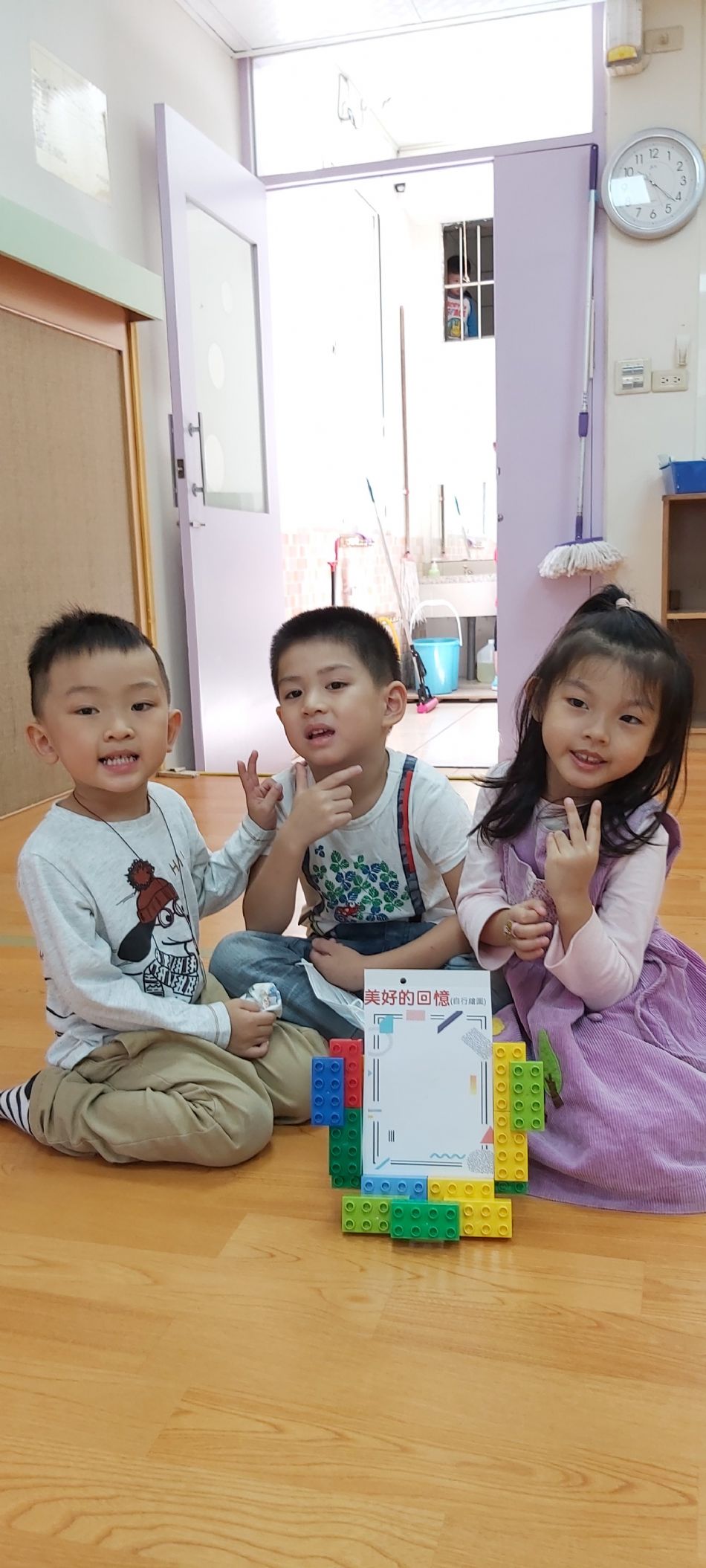 文件 : <FONT COLOR='red'>(108.10.17)樂高積木.JPG</FONT> <BR> 尺寸 : <FONT COLOR='blue'>950 × 2109</FONT> 圖元 <BR> 格式 : <FONT COLOR='green'>jpg</FONT> <BR> 大小 : <FONT COLOR='green'> -- </FONT> KB