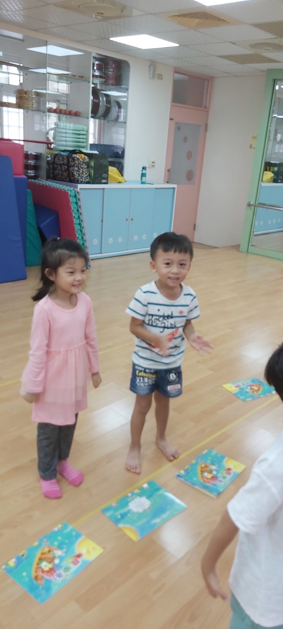 文件 : <FONT COLOR='red'>(108.09.05)音樂課.JPG</FONT> <BR> 尺寸 : <FONT COLOR='blue'>950 × 2109</FONT> 圖元 <BR> 格式 : <FONT COLOR='green'>jpg</FONT> <BR> 大小 : <FONT COLOR='green'> -- </FONT> KB