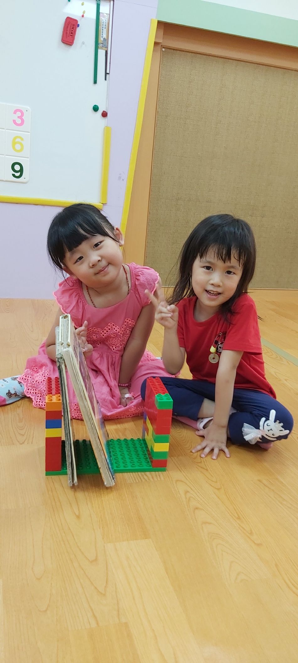 文件 : <FONT COLOR='red'>(108.10.03)樂高積木.JPG</FONT> <BR> 尺寸 : <FONT COLOR='blue'>950 × 2109</FONT> 圖元 <BR> 格式 : <FONT COLOR='green'>jpg</FONT> <BR> 大小 : <FONT COLOR='green'> -- </FONT> KB