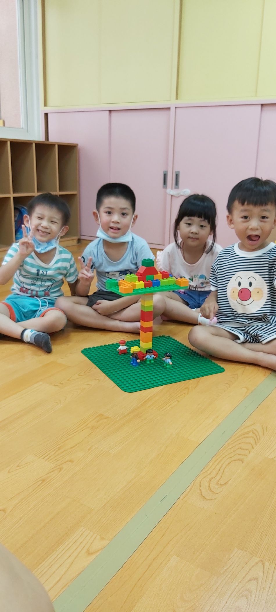 文件 : <FONT COLOR='red'>(108.09.12)樂高積木.JPG</FONT> <BR> 尺寸 : <FONT COLOR='blue'>950 × 2109</FONT> 圖元 <BR> 格式 : <FONT COLOR='green'>jpg</FONT> <BR> 大小 : <FONT COLOR='green'> -- </FONT> KB