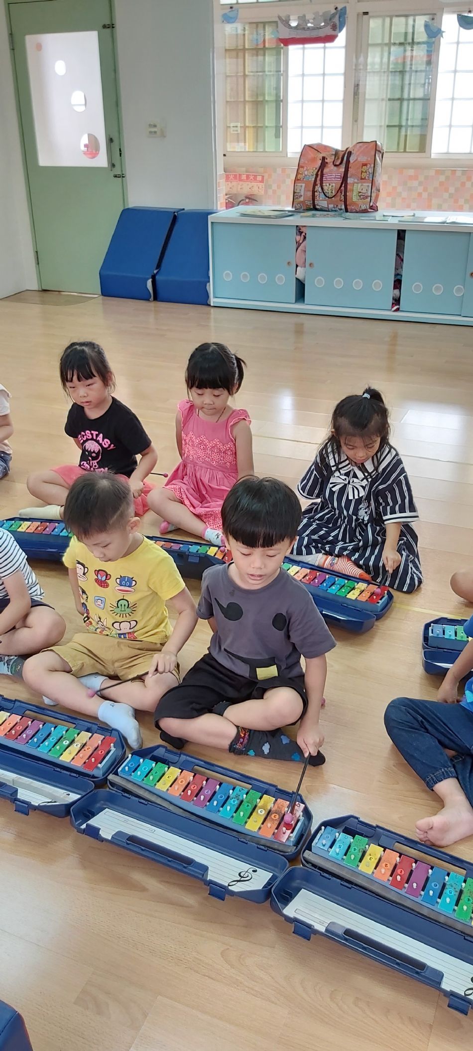 文件 : <FONT COLOR='red'>(108.10.03)音樂課-1.JPG</FONT> <BR> 尺寸 : <FONT COLOR='blue'>950 × 2109</FONT> 圖元 <BR> 格式 : <FONT COLOR='green'>jpg</FONT> <BR> 大小 : <FONT COLOR='green'> -- </FONT> KB