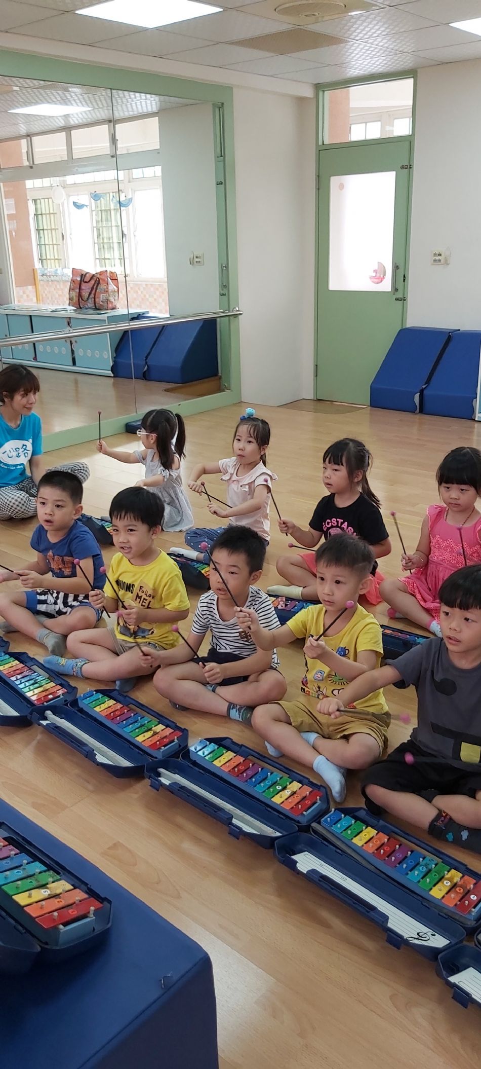 文件 : <FONT COLOR='red'>(108.10.03)音樂課-3.JPG</FONT> <BR> 尺寸 : <FONT COLOR='blue'>950 × 2109</FONT> 圖元 <BR> 格式 : <FONT COLOR='green'>jpg</FONT> <BR> 大小 : <FONT COLOR='green'> -- </FONT> KB