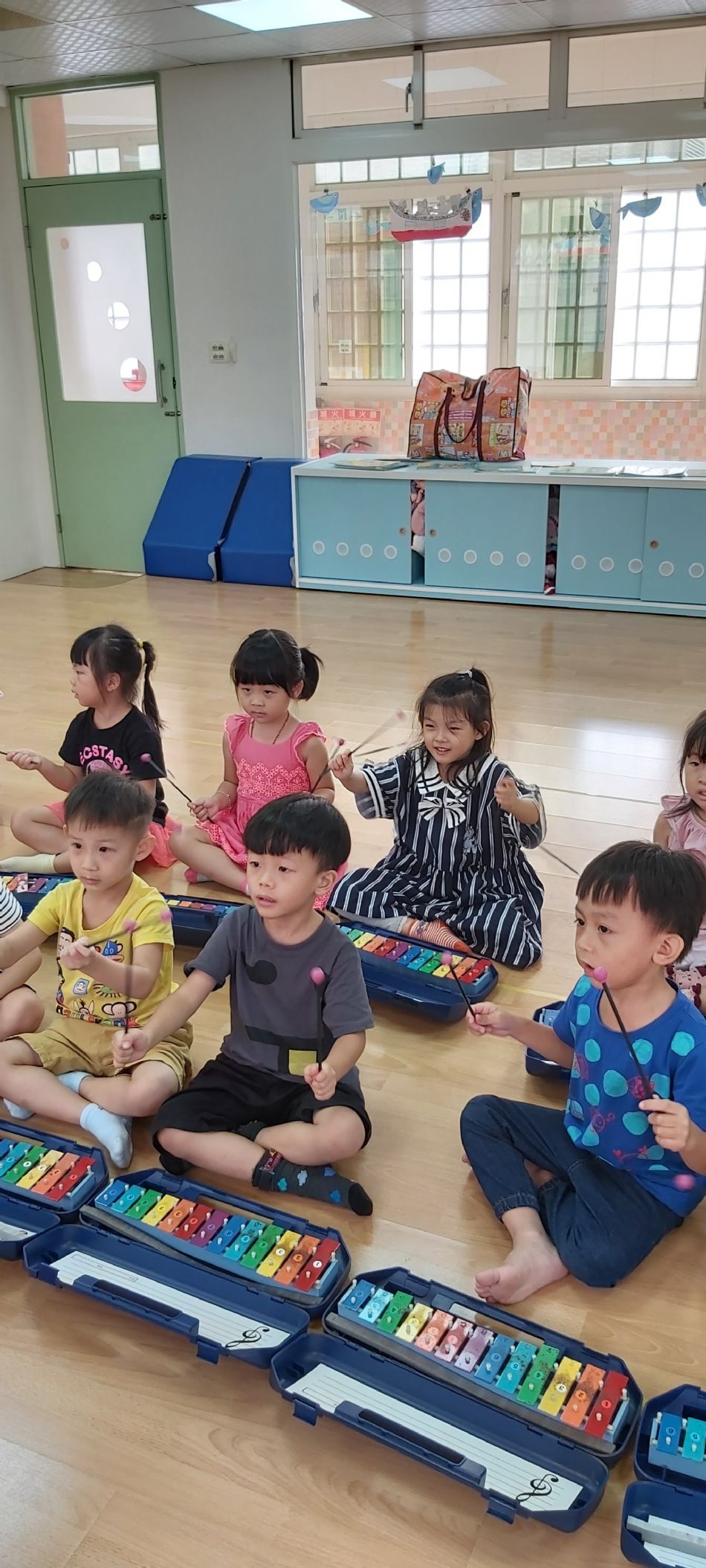 文件 : <FONT COLOR='red'>(108.10.03)音樂課.JPG</FONT> <BR> 尺寸 : <FONT COLOR='blue'>950 × 2109</FONT> 圖元 <BR> 格式 : <FONT COLOR='green'>jpg</FONT> <BR> 大小 : <FONT COLOR='green'> -- </FONT> KB