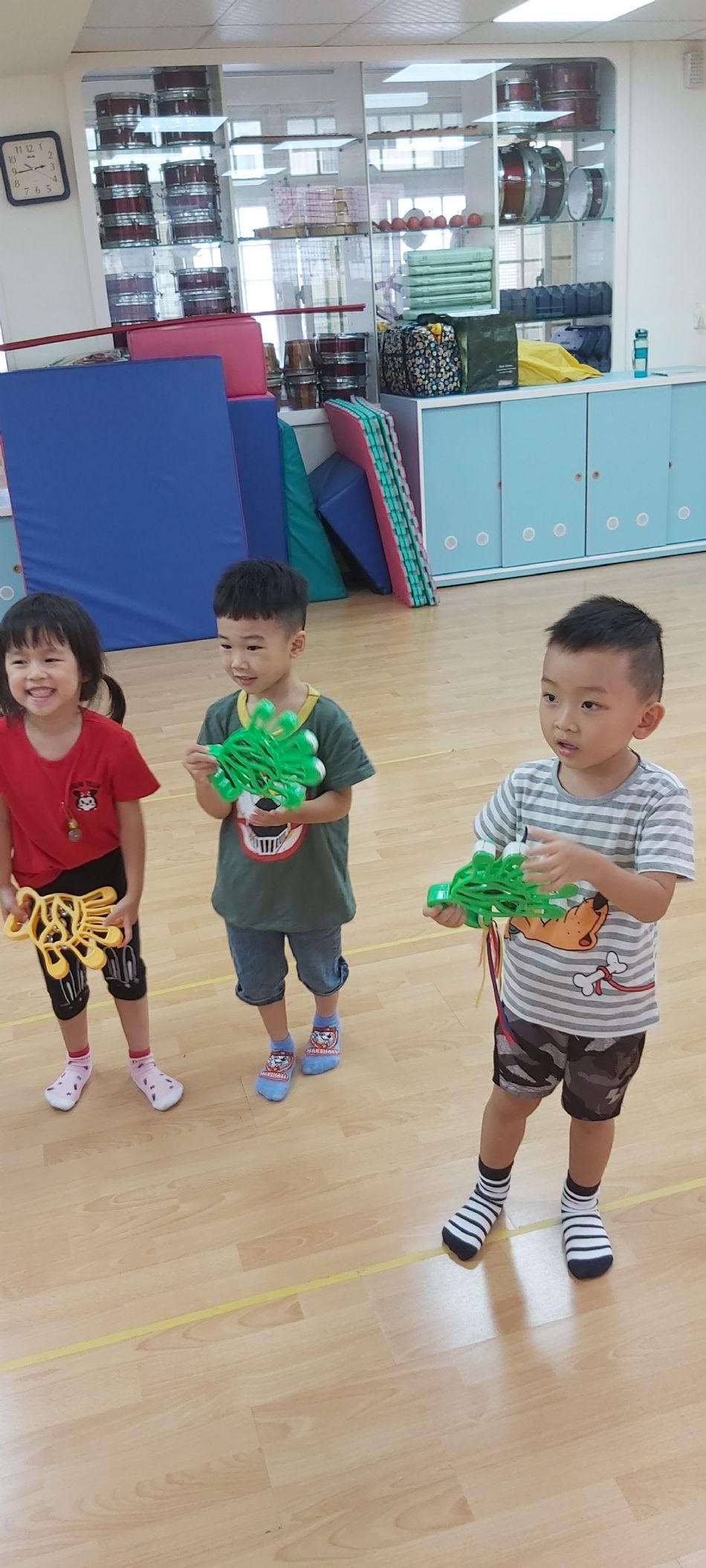 文件 : <FONT COLOR='red'>(108.09.05)音樂課-2.JPG</FONT> <BR> 尺寸 : <FONT COLOR='blue'>950 × 2109</FONT> 圖元 <BR> 格式 : <FONT COLOR='green'>jpg</FONT> <BR> 大小 : <FONT COLOR='green'> -- </FONT> KB