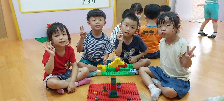 文件 : <FONT COLOR='red'>(108.09.12)樂高積木-1.JPG</FONT> <BR> 尺寸 : <FONT COLOR='blue'>950 × 428</FONT> 圖元 <BR> 格式 : <FONT COLOR='green'>jpg</FONT> <BR> 大小 : <FONT COLOR='green'> -- </FONT> KB