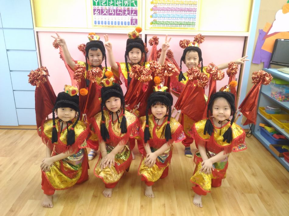 文件 : <FONT COLOR='red'>(108.07.19)畢業服裝-10.JPG</FONT> <BR> 尺寸 : <FONT COLOR='blue'>950 × 712</FONT> 圖元 <BR> 格式 : <FONT COLOR='green'>jpg</FONT> <BR> 大小 : <FONT COLOR='green'> -- </FONT> KB