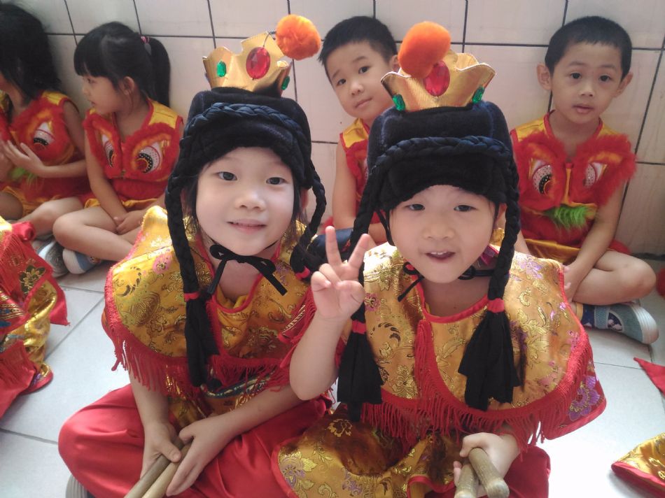 文件 : <FONT COLOR='red'>(108.07.19)畢業服裝-4.JPG</FONT> <BR> 尺寸 : <FONT COLOR='blue'>950 × 712</FONT> 圖元 <BR> 格式 : <FONT COLOR='green'>jpg</FONT> <BR> 大小 : <FONT COLOR='green'> -- </FONT> KB