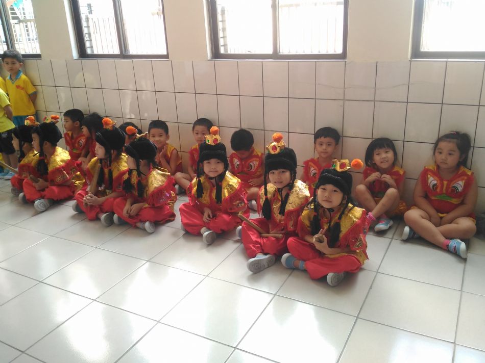 文件 : <FONT COLOR='red'>(108.07.19)畢業服裝.JPG</FONT> <BR> 尺寸 : <FONT COLOR='blue'>950 × 712</FONT> 圖元 <BR> 格式 : <FONT COLOR='green'>jpg</FONT> <BR> 大小 : <FONT COLOR='green'> -- </FONT> KB