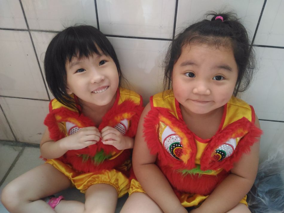 文件 : <FONT COLOR='red'>(108.07.19)畢業服裝-11.JPG</FONT> <BR> 尺寸 : <FONT COLOR='blue'>950 × 712</FONT> 圖元 <BR> 格式 : <FONT COLOR='green'>jpg</FONT> <BR> 大小 : <FONT COLOR='green'> -- </FONT> KB