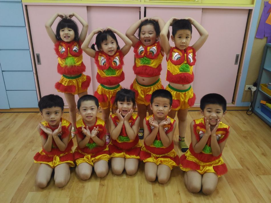 文件 : <FONT COLOR='red'>(108.07.19)畢業服裝-12.JPG</FONT> <BR> 尺寸 : <FONT COLOR='blue'>950 × 712</FONT> 圖元 <BR> 格式 : <FONT COLOR='green'>jpg</FONT> <BR> 大小 : <FONT COLOR='green'> -- </FONT> KB