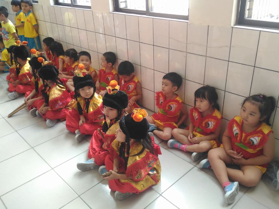 文件 : <FONT COLOR='red'>(108.07.19)畢業服裝-13.JPG</FONT> <BR> 尺寸 : <FONT COLOR='blue'>950 × 712</FONT> 圖元 <BR> 格式 : <FONT COLOR='green'>jpg</FONT> <BR> 大小 : <FONT COLOR='green'> -- </FONT> KB