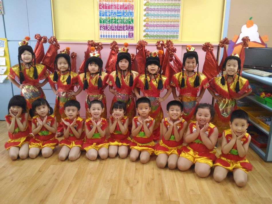 文件 : <FONT COLOR='red'>(108.07.19)畢業服裝-7.JPG</FONT> <BR> 尺寸 : <FONT COLOR='blue'>950 × 712</FONT> 圖元 <BR> 格式 : <FONT COLOR='green'>jpg</FONT> <BR> 大小 : <FONT COLOR='green'> -- </FONT> KB