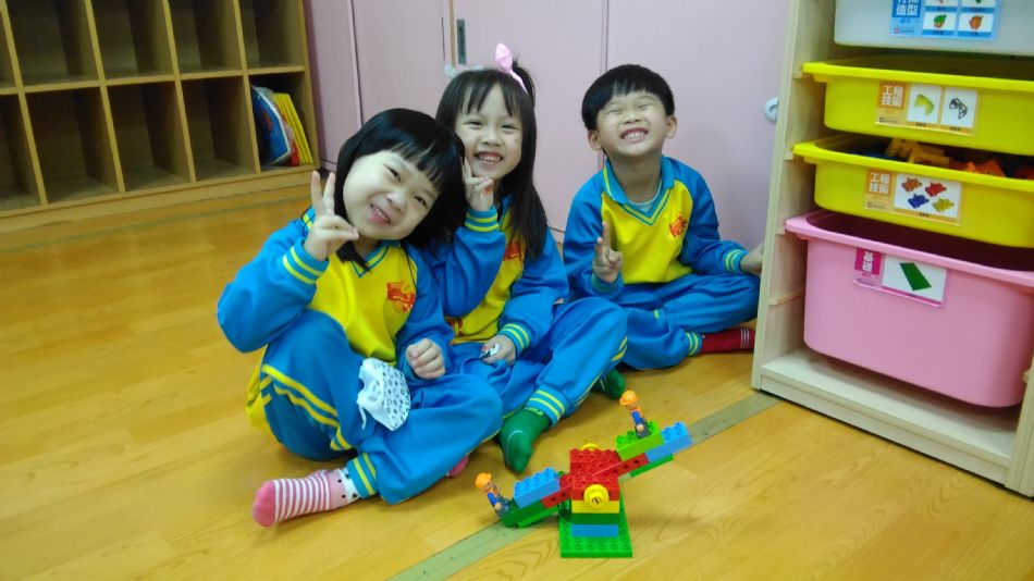 文件 : <FONT COLOR='red'>(109.04.22)樂高積木【翹翹板】-1.JPG</FONT> <BR> 尺寸 : <FONT COLOR='blue'>950 × 534</FONT> 圖元 <BR> 格式 : <FONT COLOR='green'>jpg</FONT> <BR> 大小 : <FONT COLOR='green'> -- </FONT> KB