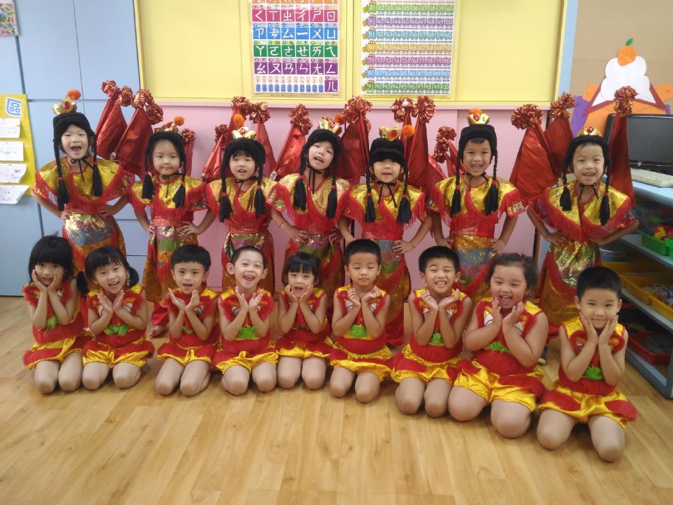 文件 : <FONT COLOR='red'>(108.07.19)畢業服裝-2.JPG</FONT> <BR> 尺寸 : <FONT COLOR='blue'>950 × 712</FONT> 圖元 <BR> 格式 : <FONT COLOR='green'>jpg</FONT> <BR> 大小 : <FONT COLOR='green'> -- </FONT> KB