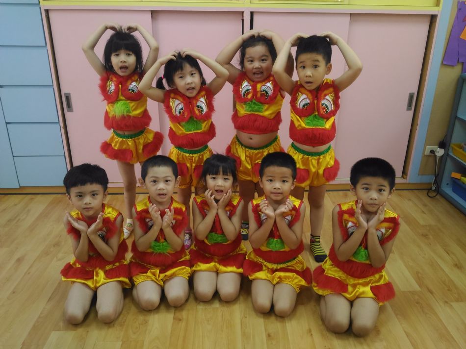 文件 : <FONT COLOR='red'>(108.07.19)畢業服裝-5.JPG</FONT> <BR> 尺寸 : <FONT COLOR='blue'>950 × 712</FONT> 圖元 <BR> 格式 : <FONT COLOR='green'>jpg</FONT> <BR> 大小 : <FONT COLOR='green'> -- </FONT> KB