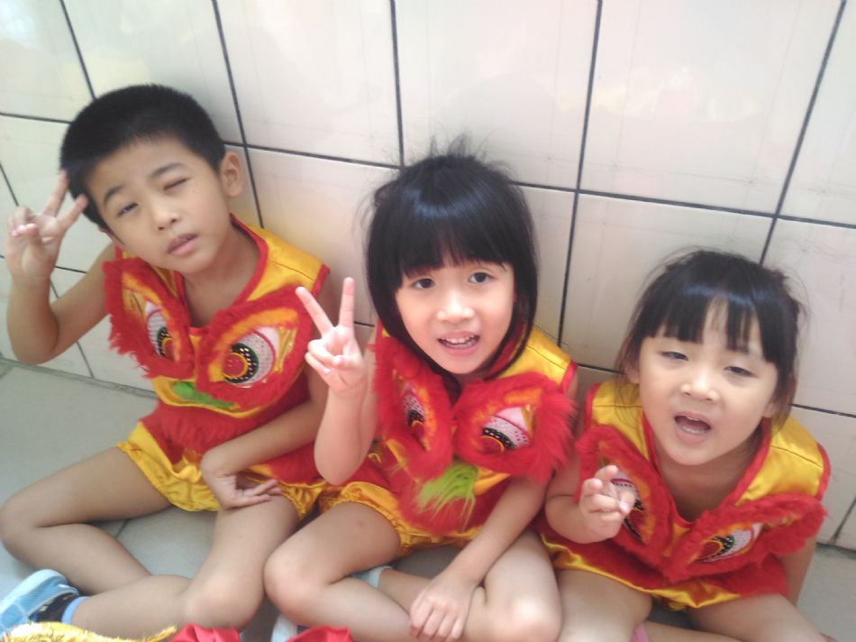 文件 : <FONT COLOR='red'>(108.07.19)畢業服裝-6.JPG</FONT> <BR> 尺寸 : <FONT COLOR='blue'>950 × 712</FONT> 圖元 <BR> 格式 : <FONT COLOR='green'>jpg</FONT> <BR> 大小 : <FONT COLOR='green'> -- </FONT> KB