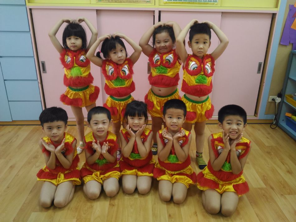 文件 : <FONT COLOR='red'>(108.07.19)畢業服裝-9.JPG</FONT> <BR> 尺寸 : <FONT COLOR='blue'>950 × 712</FONT> 圖元 <BR> 格式 : <FONT COLOR='green'>jpg</FONT> <BR> 大小 : <FONT COLOR='green'> -- </FONT> KB