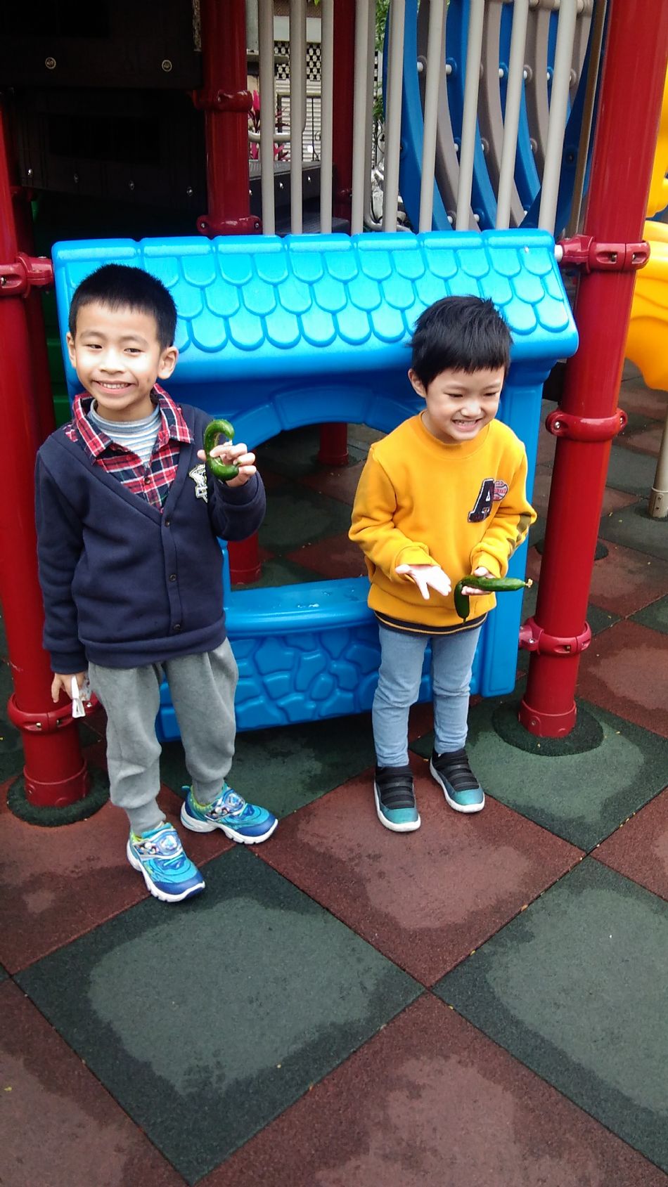 文件 : <FONT COLOR='red'>(109.04.24)主題課程【小黃瓜收成】-2.JPG</FONT> <BR> 尺寸 : <FONT COLOR='blue'>950 × 1689</FONT> 圖元 <BR> 格式 : <FONT COLOR='green'>jpg</FONT> <BR> 大小 : <FONT COLOR='green'> -- </FONT> KB