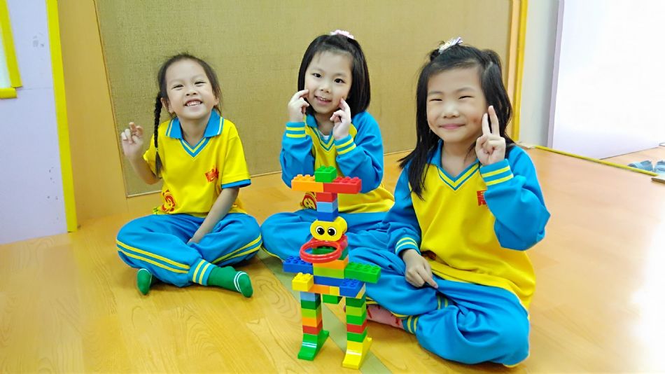 文件 : <FONT COLOR='red'>(108.11.13)樂高創作【袋鼠投籃趣】.JPG</FONT> <BR> 尺寸 : <FONT COLOR='blue'>950 × 534</FONT> 圖元 <BR> 格式 : <FONT COLOR='green'>jpg</FONT> <BR> 大小 : <FONT COLOR='green'> -- </FONT> KB