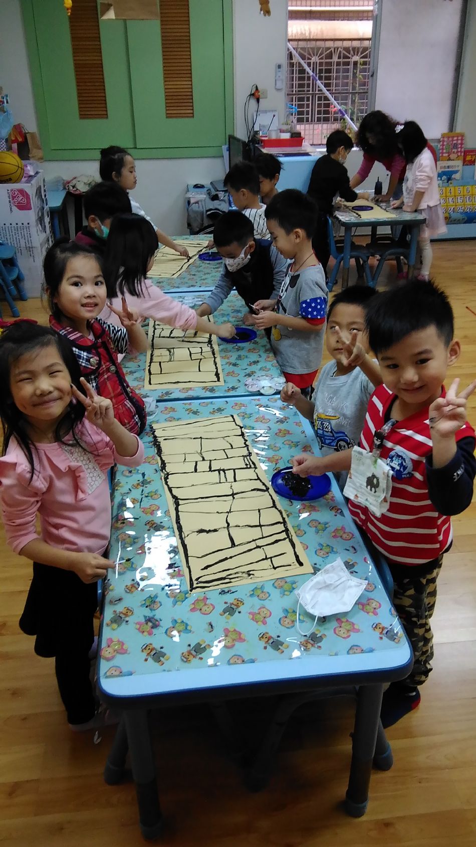 文件 : <FONT COLOR='red'>(108.11.14)美感課程【一棟高高的房子】-1.JPG</FONT> <BR> 尺寸 : <FONT COLOR='blue'>950 × 1689</FONT> 圖元 <BR> 格式 : <FONT COLOR='green'>jpg</FONT> <BR> 大小 : <FONT COLOR='green'> -- </FONT> KB