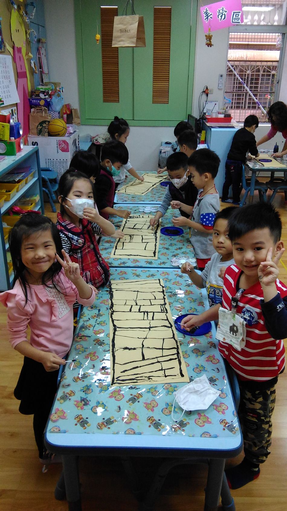 文件 : <FONT COLOR='red'>(108.11.14)美感課程【一棟高高的房子】.JPG</FONT> <BR> 尺寸 : <FONT COLOR='blue'>950 × 1689</FONT> 圖元 <BR> 格式 : <FONT COLOR='green'>jpg</FONT> <BR> 大小 : <FONT COLOR='green'> -- </FONT> KB