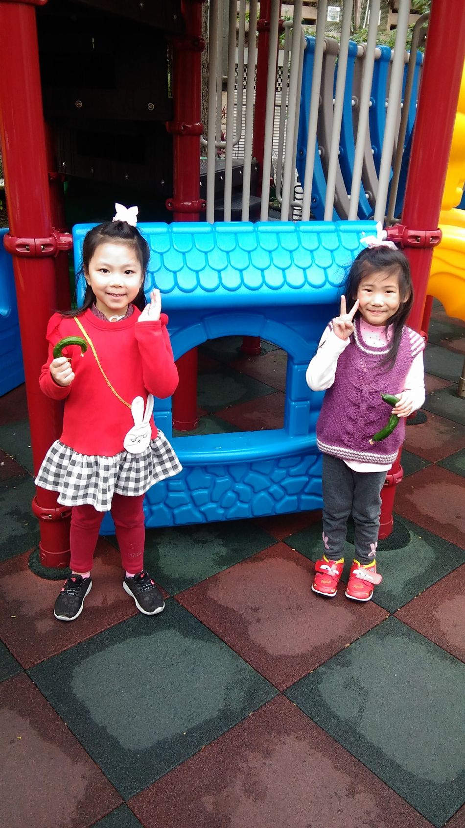 文件 : <FONT COLOR='red'>(109.04.24)主題課程【小黃瓜收成】.JPG</FONT> <BR> 尺寸 : <FONT COLOR='blue'>950 × 1689</FONT> 圖元 <BR> 格式 : <FONT COLOR='green'>jpg</FONT> <BR> 大小 : <FONT COLOR='green'> -- </FONT> KB