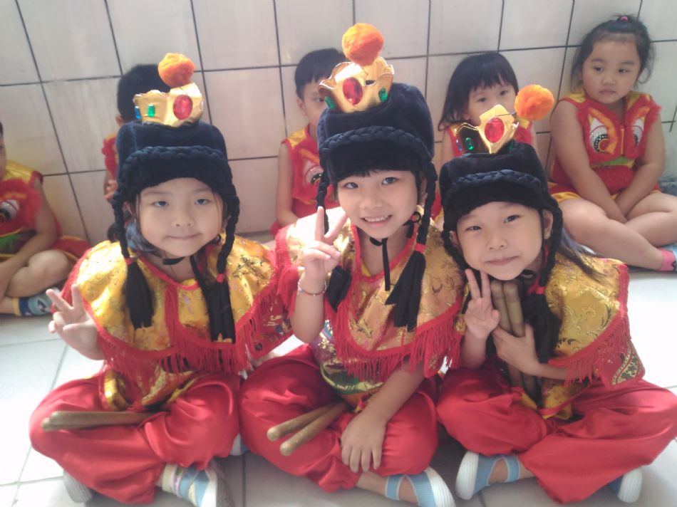 文件 : <FONT COLOR='red'>(108.07.19)畢業服裝-10.JPG</FONT> <BR> 尺寸 : <FONT COLOR='blue'>950 × 712</FONT> 圖元 <BR> 格式 : <FONT COLOR='green'>jpg</FONT> <BR> 大小 : <FONT COLOR='green'> -- </FONT> KB