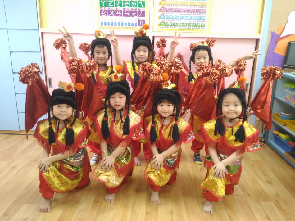 文件 : <FONT COLOR='red'>(108.07.19)畢業服裝-2.JPG</FONT> <BR> 尺寸 : <FONT COLOR='blue'>950 × 712</FONT> 圖元 <BR> 格式 : <FONT COLOR='green'>jpg</FONT> <BR> 大小 : <FONT COLOR='green'> -- </FONT> KB