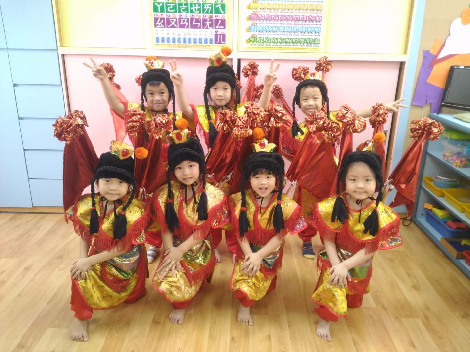 文件 : <FONT COLOR='red'>(108.07.19)畢業服裝-3.JPG</FONT> <BR> 尺寸 : <FONT COLOR='blue'>950 × 712</FONT> 圖元 <BR> 格式 : <FONT COLOR='green'>jpg</FONT> <BR> 大小 : <FONT COLOR='green'> -- </FONT> KB