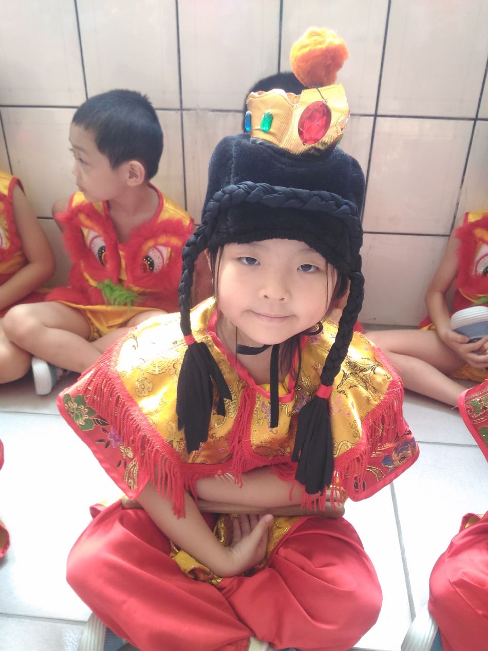 文件 : <FONT COLOR='red'>(108.07.19)畢業服裝.JPG</FONT> <BR> 尺寸 : <FONT COLOR='blue'>950 × 1267</FONT> 圖元 <BR> 格式 : <FONT COLOR='green'>jpg</FONT> <BR> 大小 : <FONT COLOR='green'> -- </FONT> KB