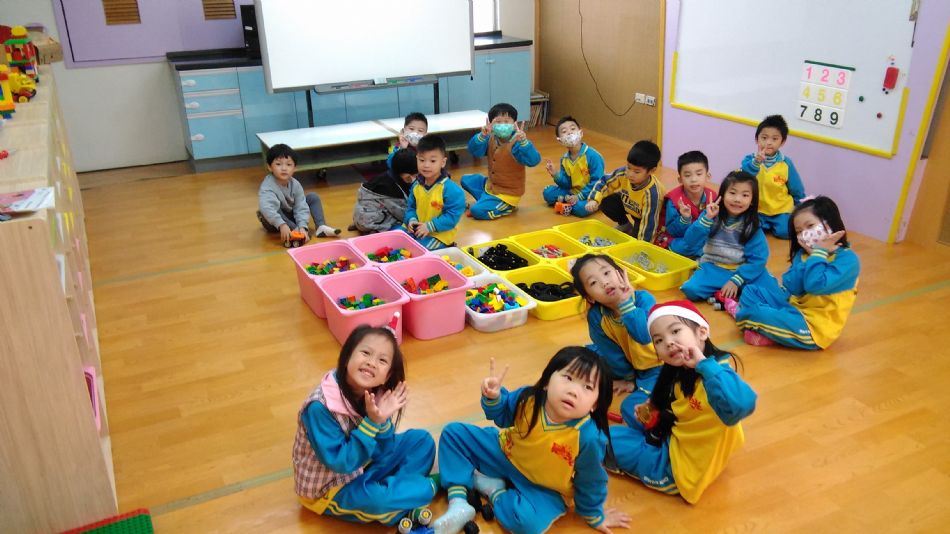 文件 : <FONT COLOR='red'>(108.12.25)樂高創作【我的樂高車】-1.JPG</FONT> <BR> 尺寸 : <FONT COLOR='blue'>950 × 534</FONT> 圖元 <BR> 格式 : <FONT COLOR='green'>jpg</FONT> <BR> 大小 : <FONT COLOR='green'> -- </FONT> KB