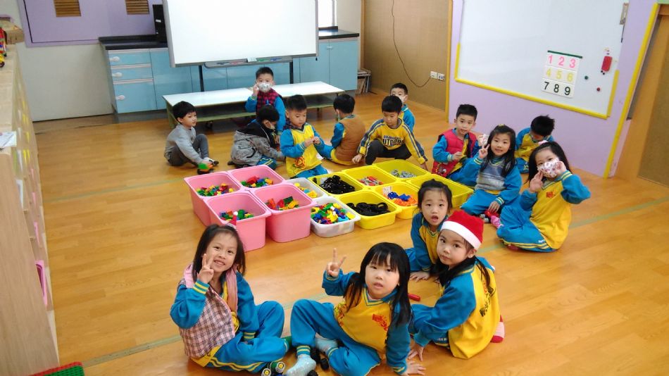 文件 : <FONT COLOR='red'>(108.12.25)樂高創作【我的樂高車】-2.JPG</FONT> <BR> 尺寸 : <FONT COLOR='blue'>950 × 534</FONT> 圖元 <BR> 格式 : <FONT COLOR='green'>jpg</FONT> <BR> 大小 : <FONT COLOR='green'> -- </FONT> KB