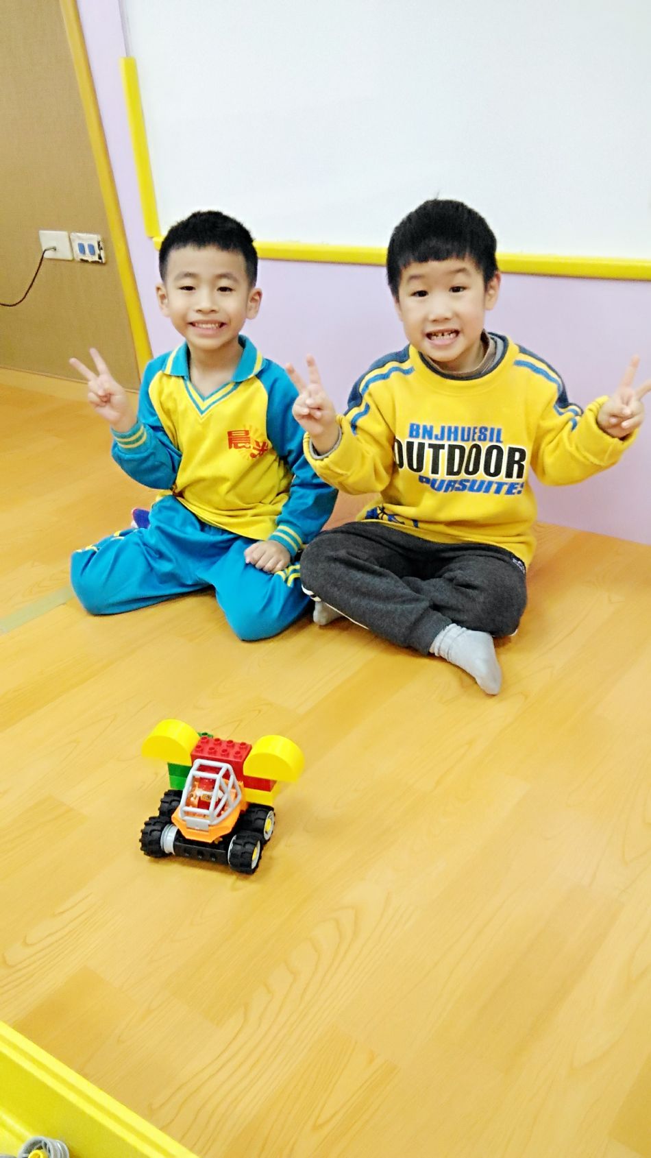 文件 : <FONT COLOR='red'>(108.12.25)樂高創作【我的樂高車】.JPG</FONT> <BR> 尺寸 : <FONT COLOR='blue'>950 × 1689</FONT> 圖元 <BR> 格式 : <FONT COLOR='green'>jpg</FONT> <BR> 大小 : <FONT COLOR='green'> -- </FONT> KB