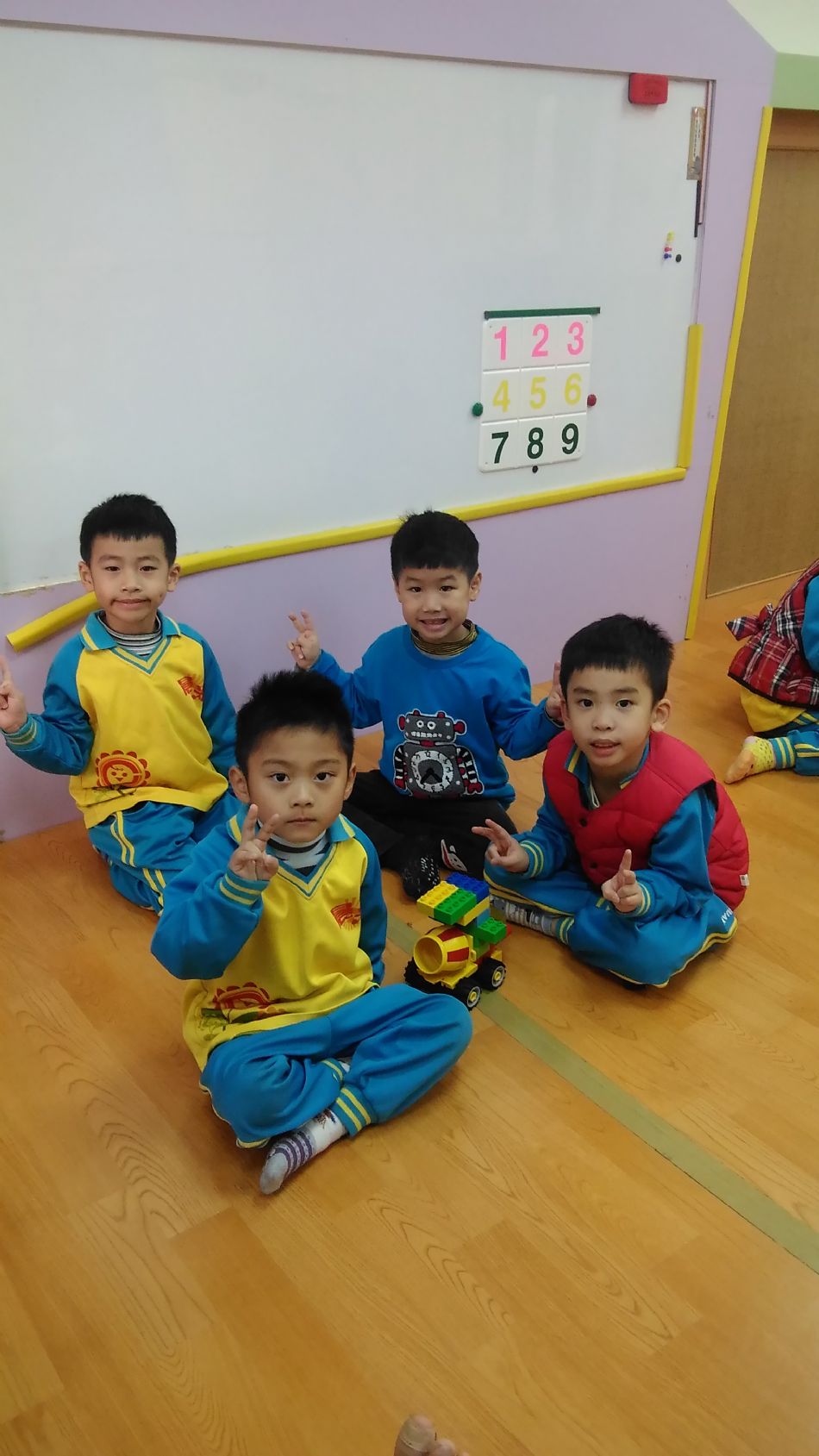 文件 : <FONT COLOR='red'>(109.01.15)樂高創作【建築工程車】-1.JPG</FONT> <BR> 尺寸 : <FONT COLOR='blue'>950 × 1689</FONT> 圖元 <BR> 格式 : <FONT COLOR='green'>jpg</FONT> <BR> 大小 : <FONT COLOR='green'> -- </FONT> KB