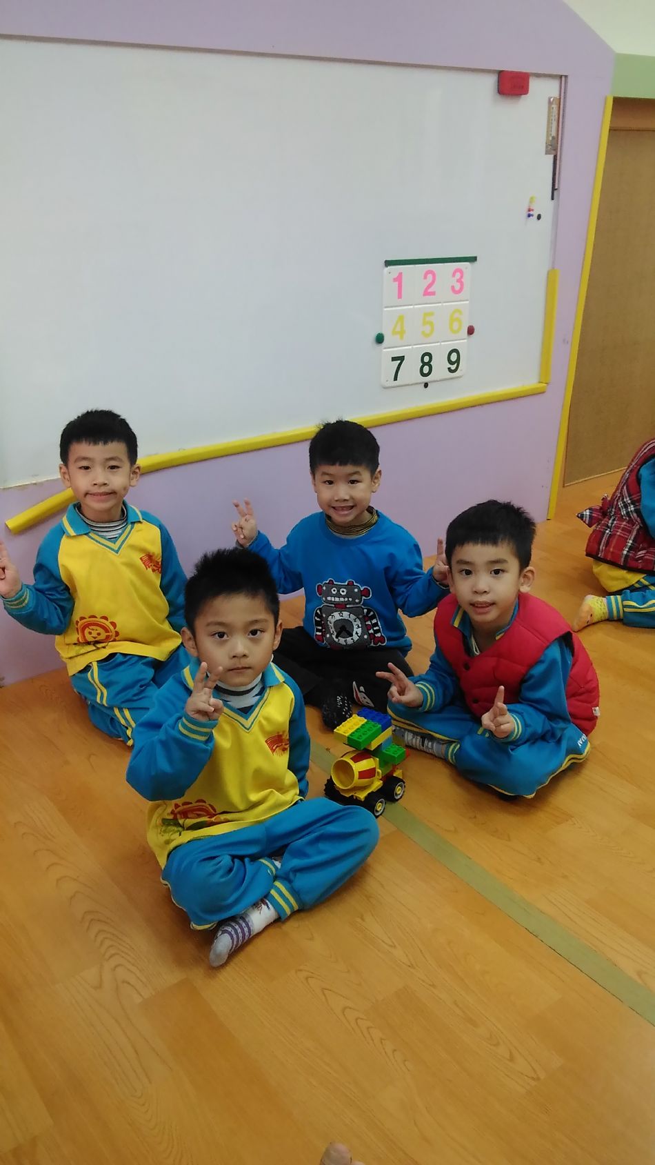 文件 : <FONT COLOR='red'>(109.01.15)樂高創作【建築工程車】.JPG</FONT> <BR> 尺寸 : <FONT COLOR='blue'>950 × 1689</FONT> 圖元 <BR> 格式 : <FONT COLOR='green'>jpg</FONT> <BR> 大小 : <FONT COLOR='green'> -- </FONT> KB