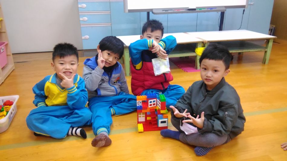 文件 : <FONT COLOR='red'>(109.03.11)樂高【統整課程創作】-2.JPG</FONT> <BR> 尺寸 : <FONT COLOR='blue'>950 × 534</FONT> 圖元 <BR> 格式 : <FONT COLOR='green'>jpg</FONT> <BR> 大小 : <FONT COLOR='green'> -- </FONT> KB