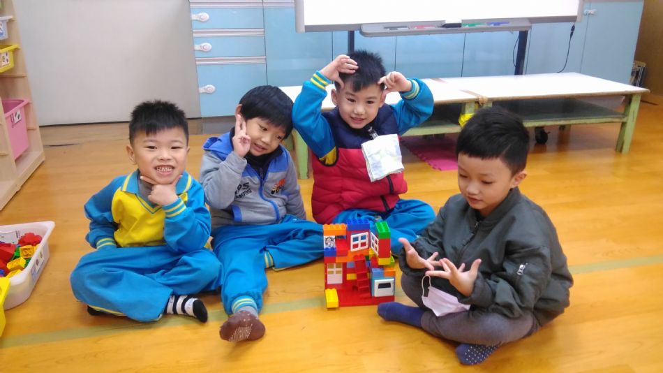 文件 : <FONT COLOR='red'>(109.03.11)樂高【統整課程創作】.JPG</FONT> <BR> 尺寸 : <FONT COLOR='blue'>950 × 534</FONT> 圖元 <BR> 格式 : <FONT COLOR='green'>jpg</FONT> <BR> 大小 : <FONT COLOR='green'> -- </FONT> KB