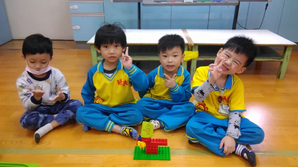 文件 : <FONT COLOR='red'>(109.03.25)樂高創作【籠中鳥】-1.JPG</FONT> <BR> 尺寸 : <FONT COLOR='blue'>950 × 534</FONT> 圖元 <BR> 格式 : <FONT COLOR='green'>jpg</FONT> <BR> 大小 : <FONT COLOR='green'> -- </FONT> KB