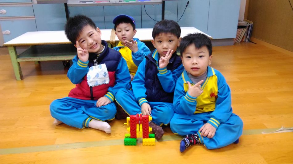 文件 : <FONT COLOR='red'>(109.04.08)樂高積木【捲紙器】-1.JPG</FONT> <BR> 尺寸 : <FONT COLOR='blue'>950 × 534</FONT> 圖元 <BR> 格式 : <FONT COLOR='green'>jpg</FONT> <BR> 大小 : <FONT COLOR='green'> -- </FONT> KB