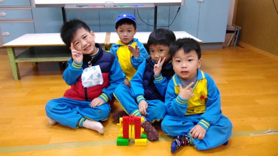 文件 : <FONT COLOR='red'>(109.04.08)樂高積木【捲紙器】.JPG</FONT> <BR> 尺寸 : <FONT COLOR='blue'>950 × 534</FONT> 圖元 <BR> 格式 : <FONT COLOR='green'>jpg</FONT> <BR> 大小 : <FONT COLOR='green'> -- </FONT> KB