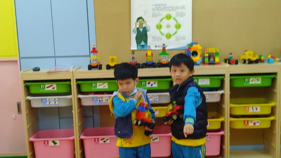 文件 : <FONT COLOR='red'>(108.12.25)樂高積木【我的樂高車】-1.JPG</FONT> <BR> 尺寸 : <FONT COLOR='blue'>950 × 534</FONT> 圖元 <BR> 格式 : <FONT COLOR='green'>jpg</FONT> <BR> 大小 : <FONT COLOR='green'> -- </FONT> KB