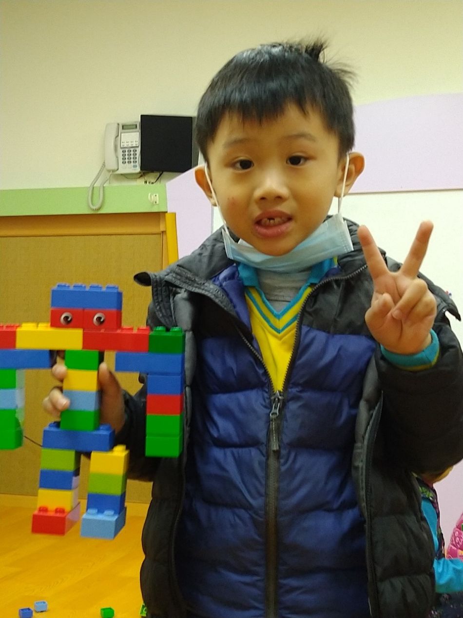 文件 : <FONT COLOR='red'>(109.02.05)樂高積木.JPG</FONT> <BR> 尺寸 : <FONT COLOR='blue'>950 × 1267</FONT> 圖元 <BR> 格式 : <FONT COLOR='green'>jpg</FONT> <BR> 大小 : <FONT COLOR='green'> -- </FONT> KB